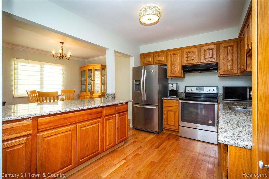 3884 OLD CREEK Road, Troy, MI 48084 — Photo 11