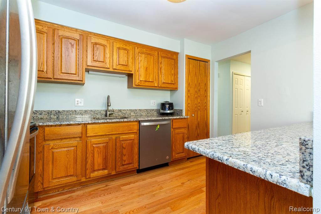 3884 OLD CREEK Road, Troy, MI 48084 — Photo 12