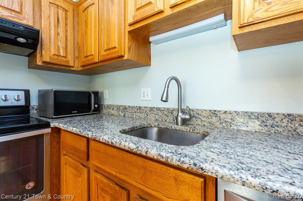 3884 OLD CREEK Road, Troy, MI 48084 — Photo 13