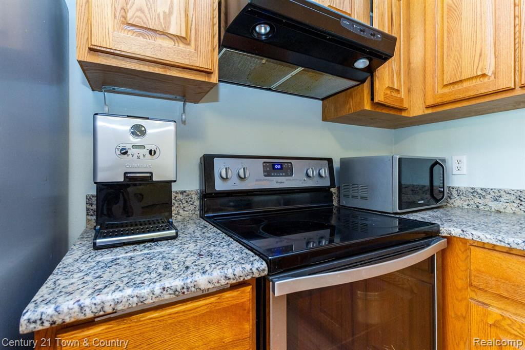 3884 OLD CREEK Road, Troy, MI 48084 — Photo 14