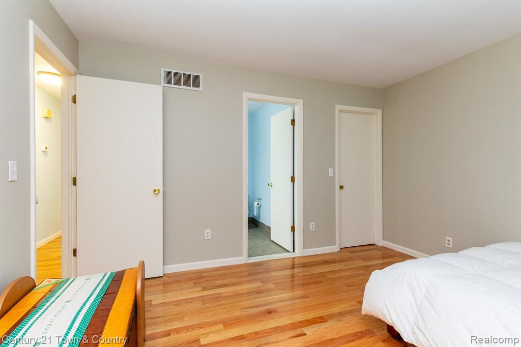 3884 OLD CREEK Road, Troy, MI 48084 — Photo 18