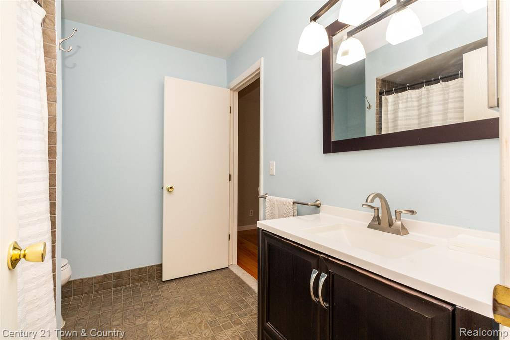 3884 OLD CREEK Road, Troy, MI 48084 — Photo 19
