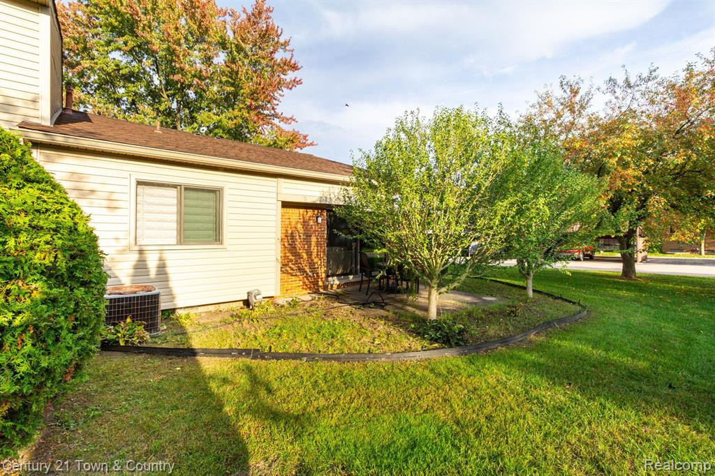 3884 OLD CREEK Road, Troy, MI 48084 — Photo 33