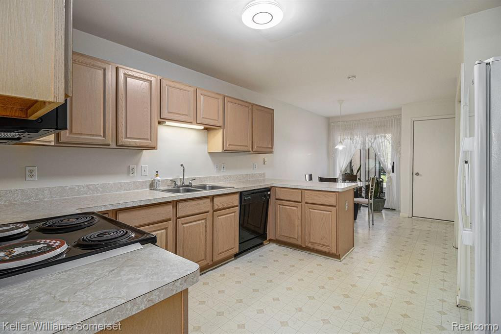 42199 SARATOGA Circle, Canton, MI 48187 — Photo 11