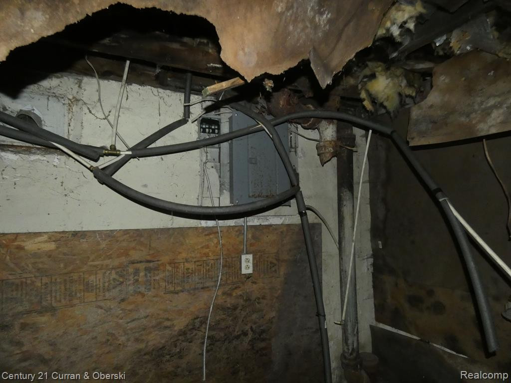 8217 TRAVERSE Street, Detroit, MI 48213 — Photo 24