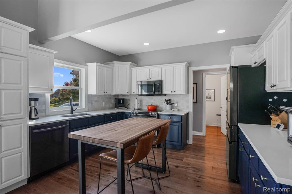 785 W CASTLEBURY Circle, Saline, MI 48176 — Photo 19