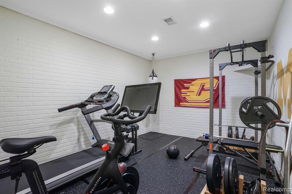 785 W CASTLEBURY Circle, Saline, MI 48176 — Photo 38