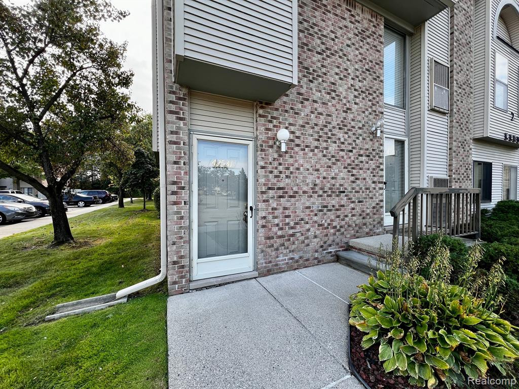42531 LILLEY POINTE Drive, 13, Canton, MI 48187 — Photo 2
