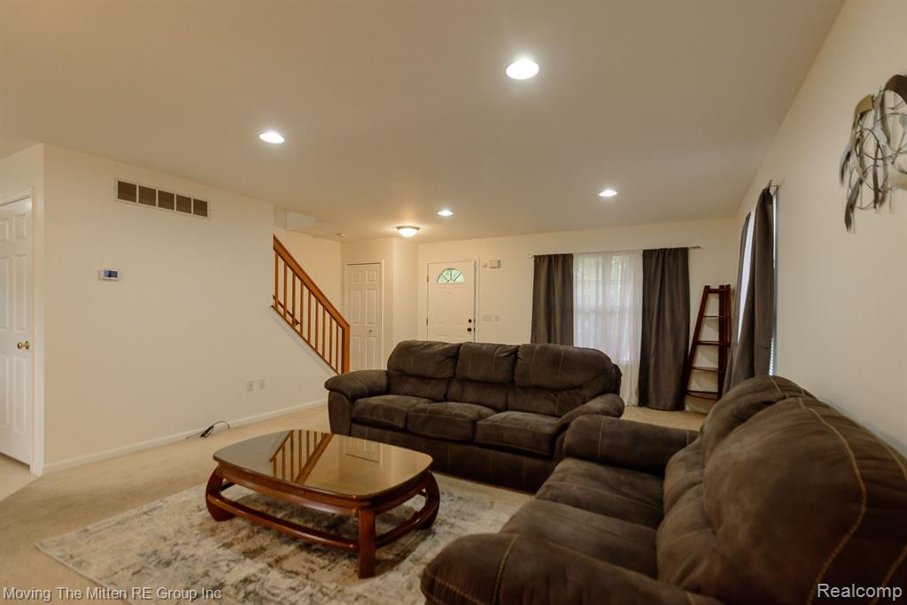 13320 COUNTRY WALK, Belleville, MI 48111 — Photo 5