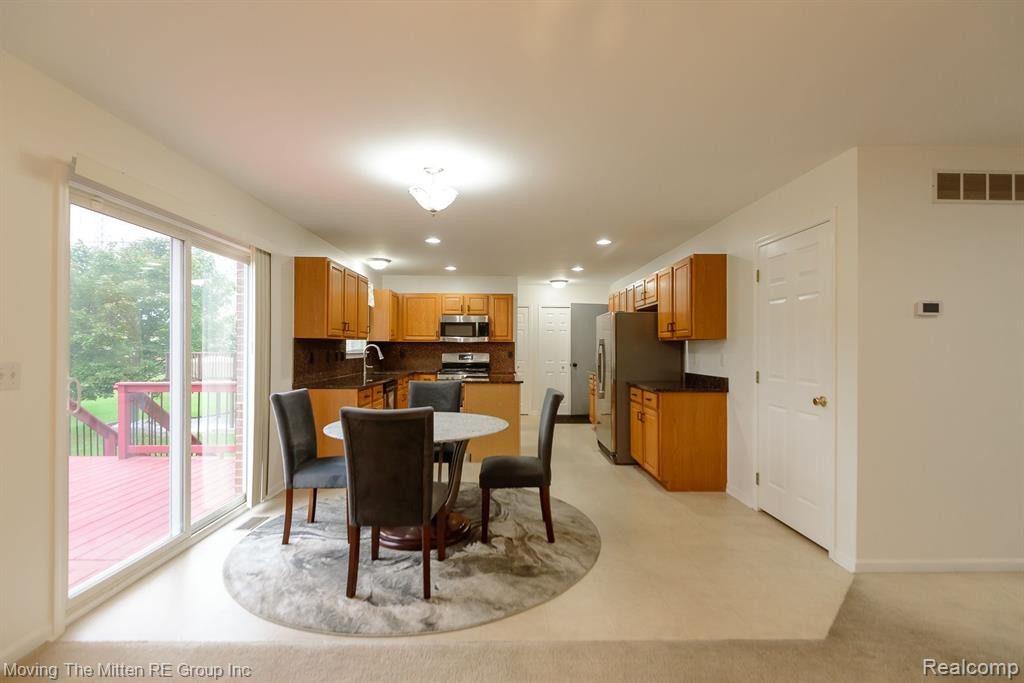 13320 COUNTRY WALK, Belleville, MI 48111 — Photo 9
