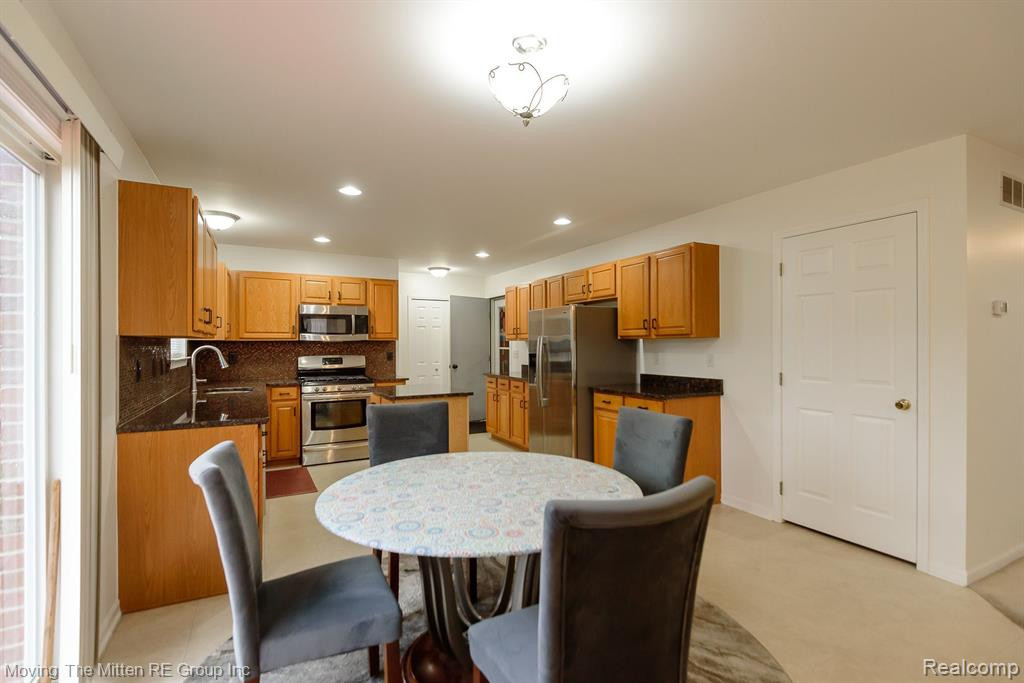 13320 COUNTRY WALK, Belleville, MI 48111 — Photo 10