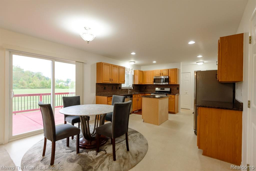 13320 COUNTRY WALK, Belleville, MI 48111 — Photo 11