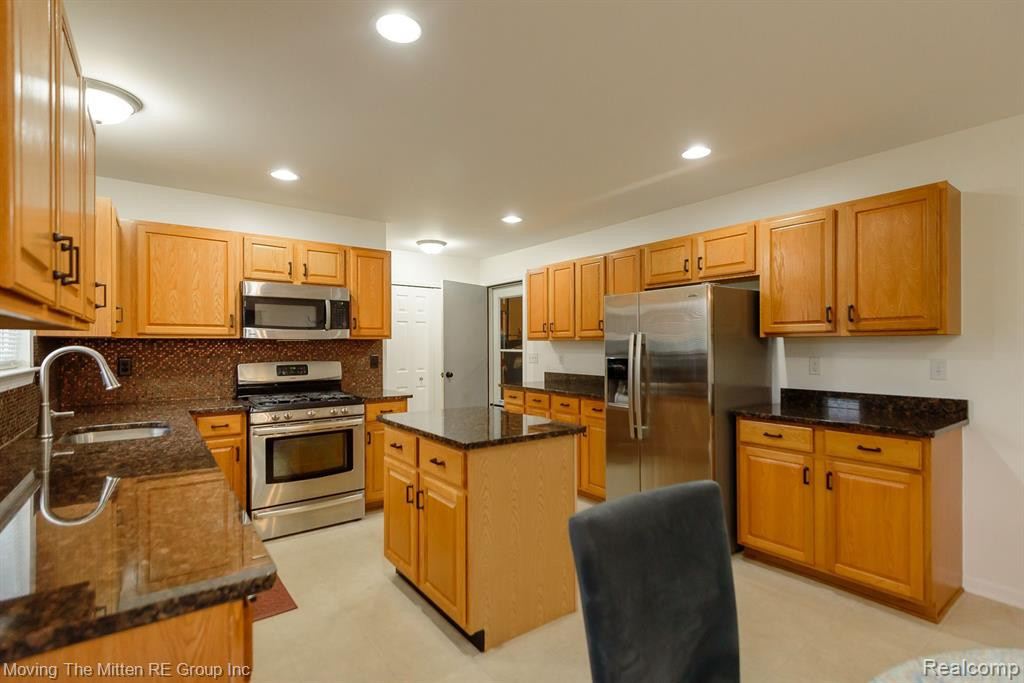 13320 COUNTRY WALK, Belleville, MI 48111 — Photo 12
