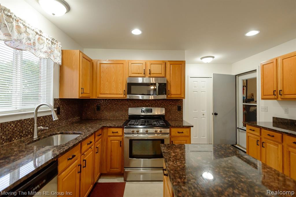13320 COUNTRY WALK, Belleville, MI 48111 — Photo 14