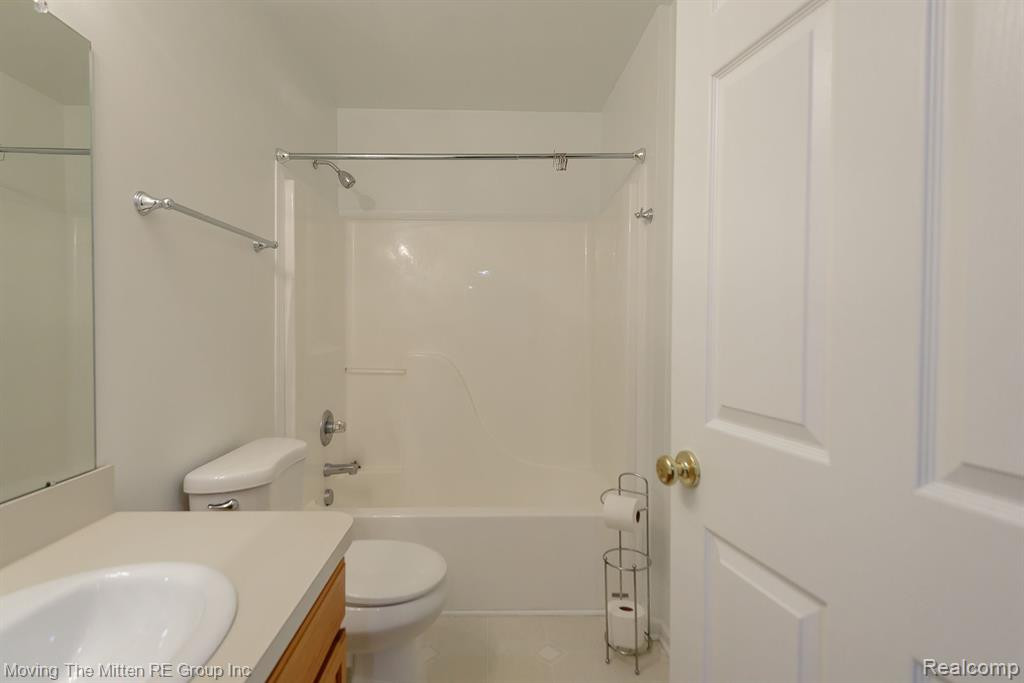 13320 COUNTRY WALK, Belleville, MI 48111 — Photo 37