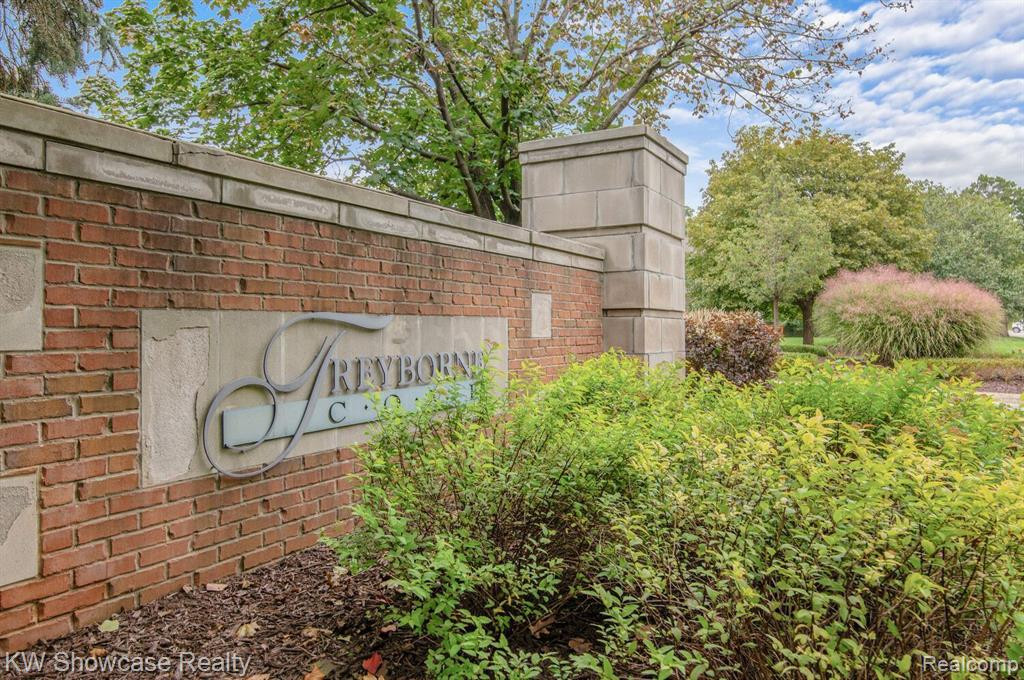 1471 TREYBORNE Circle, Commerce Twp, MI 48390 — Photo 2