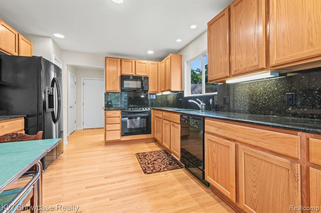 1471 TREYBORNE Circle, Commerce Twp, MI 48390 — Photo 11