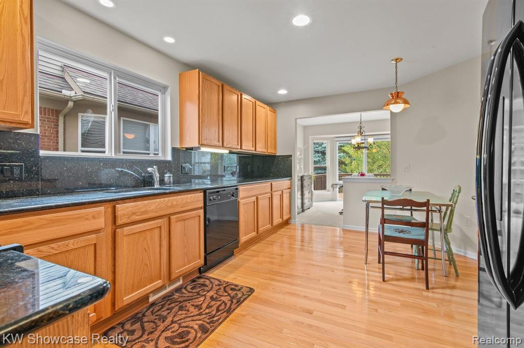 1471 TREYBORNE Circle, Commerce Twp, MI 48390 — Photo 12