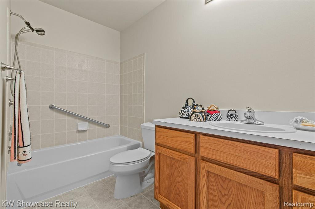 1471 TREYBORNE Circle, Commerce Twp, MI 48390 — Photo 21