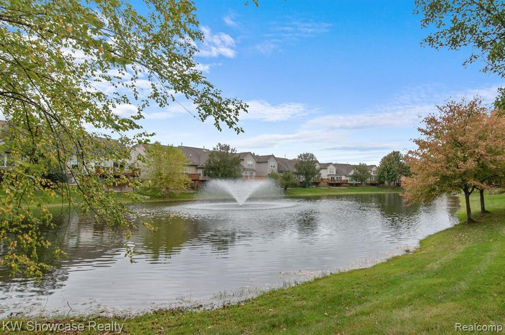 1471 TREYBORNE Circle, Commerce Twp, MI 48390 — Photo 24