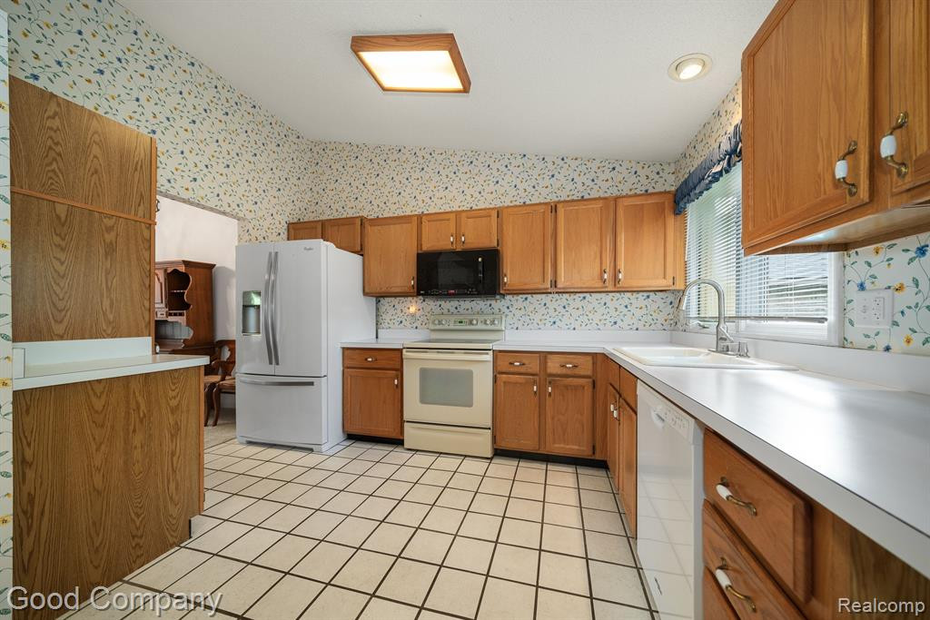 35330 Blue Spruce Drive, Farmington Hills, MI 48335 — Photo 2