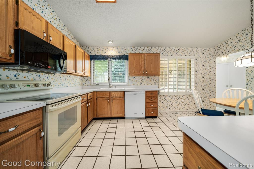 35330 Blue Spruce Drive, Farmington Hills, MI 48335 — Photo 6