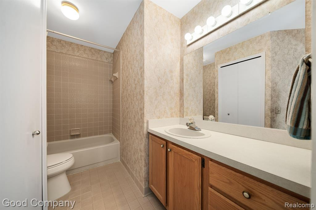35330 Blue Spruce Drive, Farmington Hills, MI 48335 — Photo 14