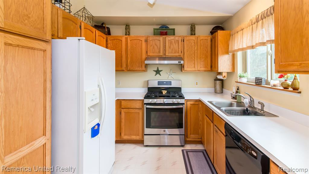 813 BRICK Lane, South Lyon, MI 48178 — Photo 24