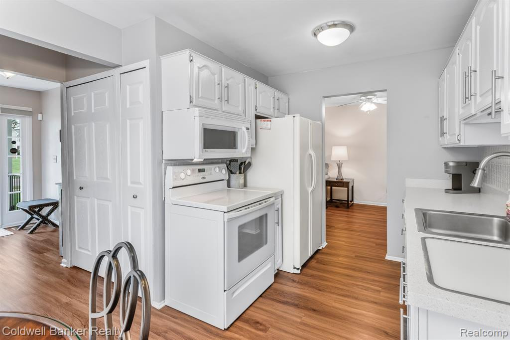 20927 W GLEN HAVEN Circle, Northville, MI 48167 — Photo 12