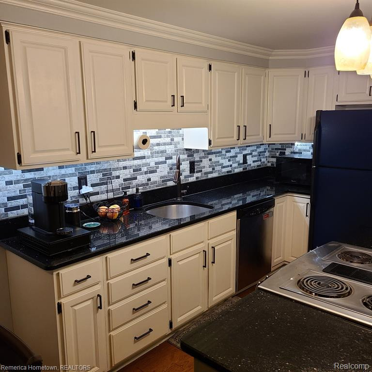 306 E ANN ARBOR Trail, Plymouth, MI 48170 — Photo 4