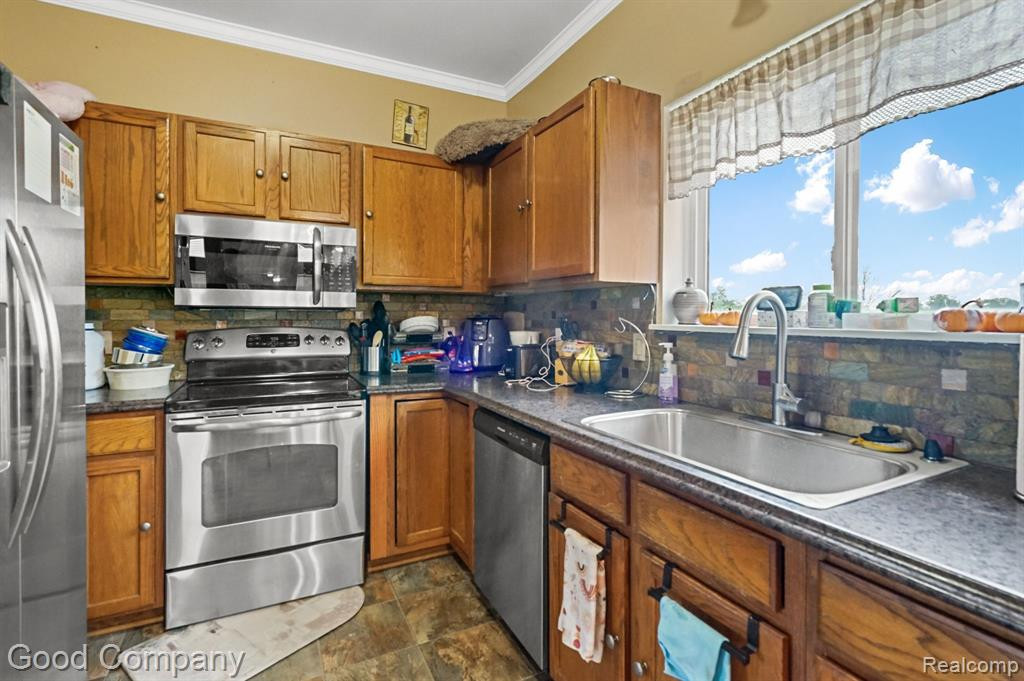 240 ABERDEEN Court, Belleville, MI 48111 — Photo 6