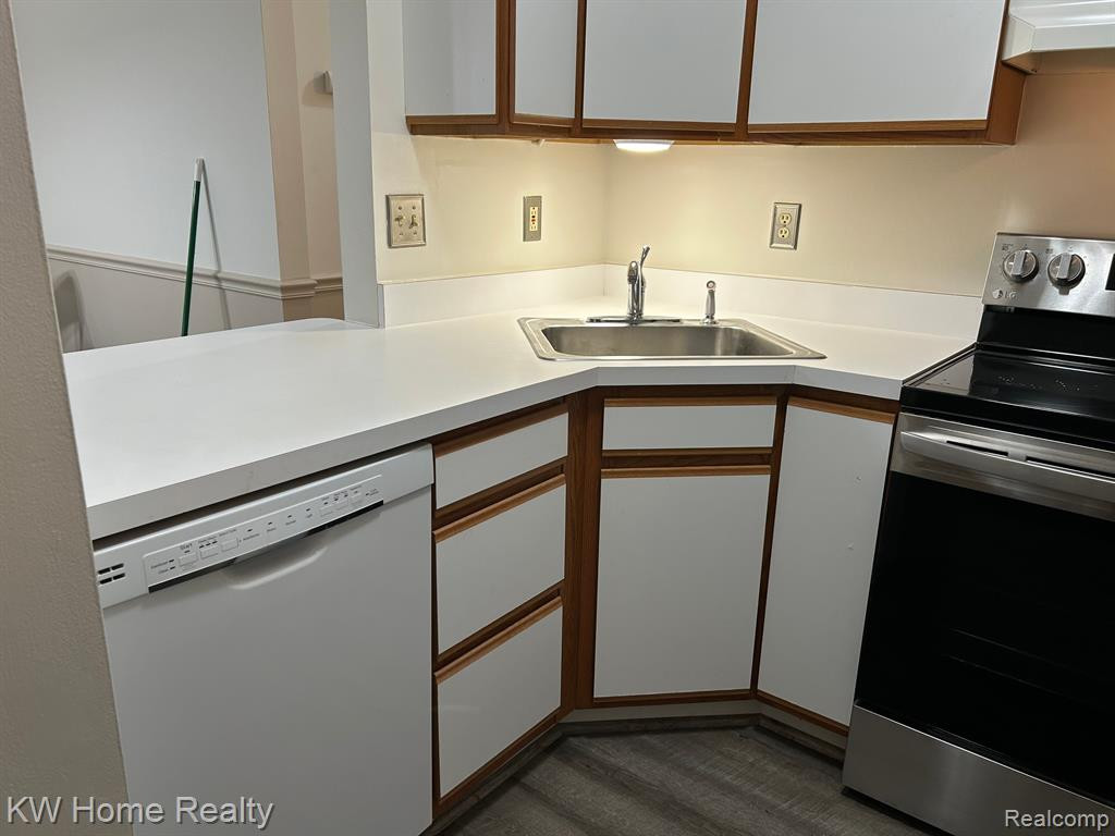 42547 LILLEY POINTE, Canton, MI 48187 — Photo 8