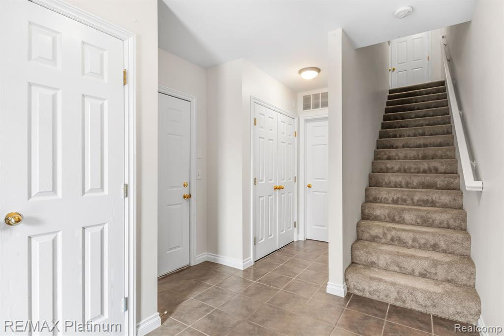 5745 HAMPSHIRE Lane, Ypsilanti, MI 48197 — Photo 4