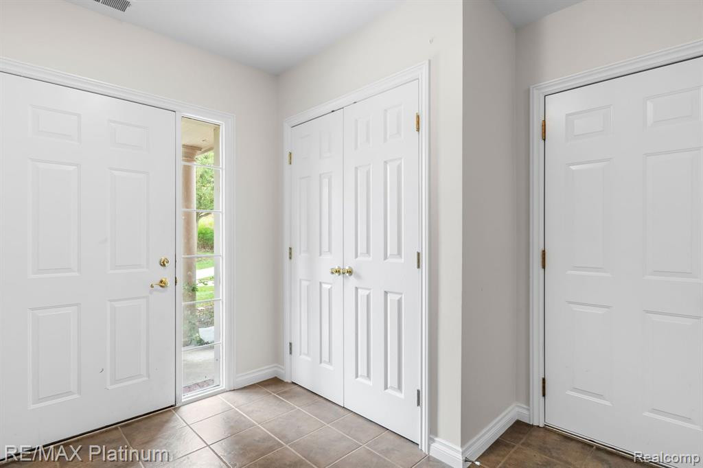 5745 HAMPSHIRE Lane, Ypsilanti, MI 48197 — Photo 5