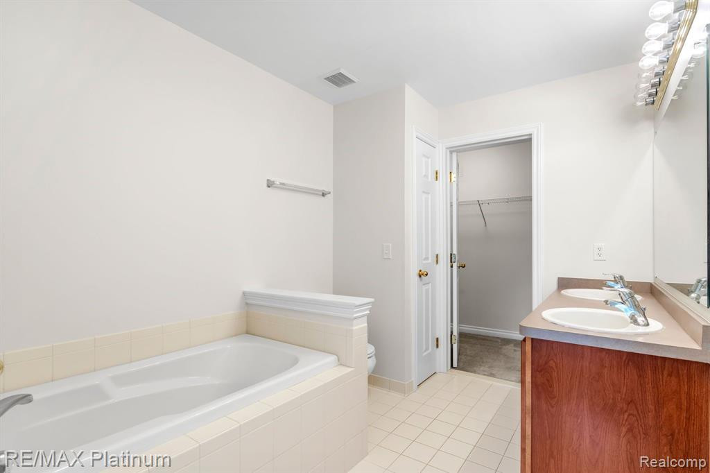 5745 HAMPSHIRE Lane, Ypsilanti, MI 48197 — Photo 11