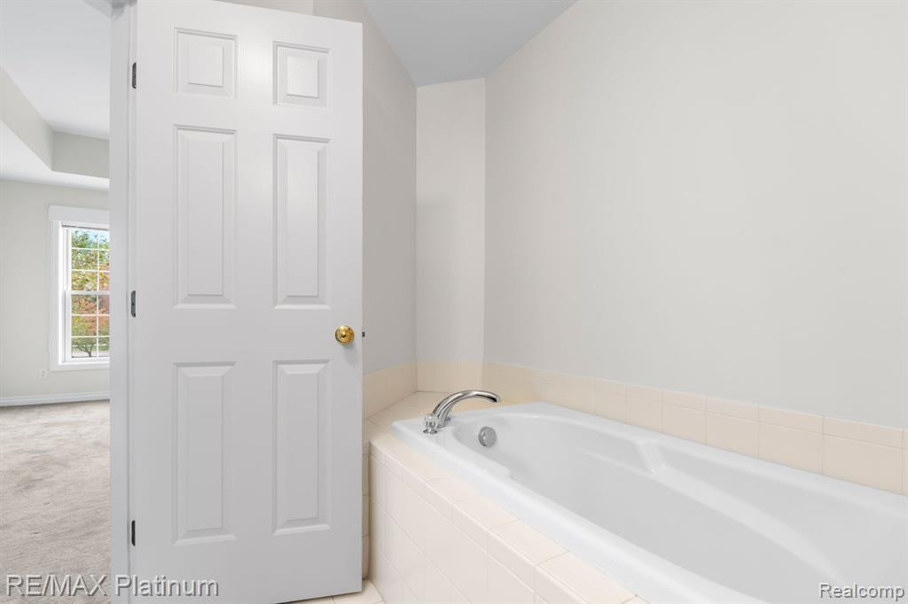 5745 HAMPSHIRE Lane, Ypsilanti, MI 48197 — Photo 13