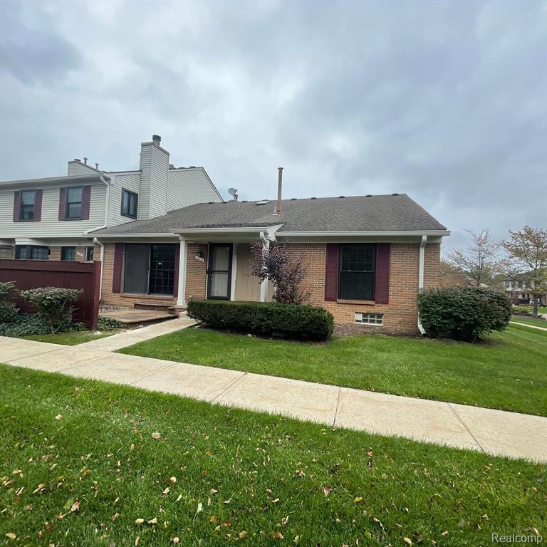 38934 COUNTRY Circle, Farmington Hills, MI 48331 — front exterior