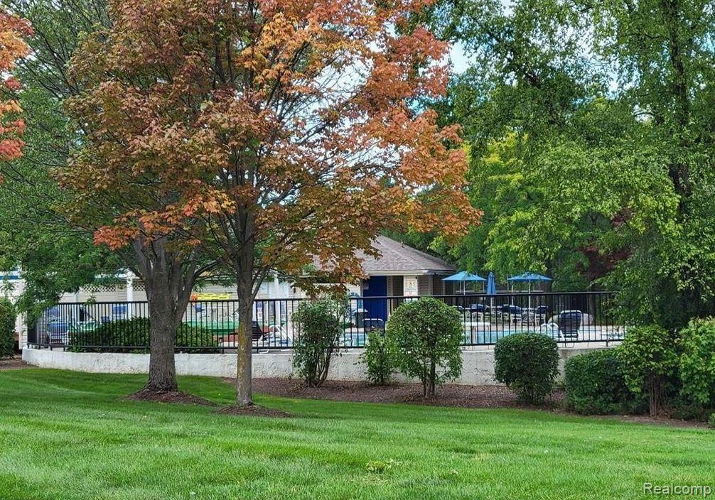 38934 COUNTRY Circle, Farmington Hills, MI 48331 — Photo 23