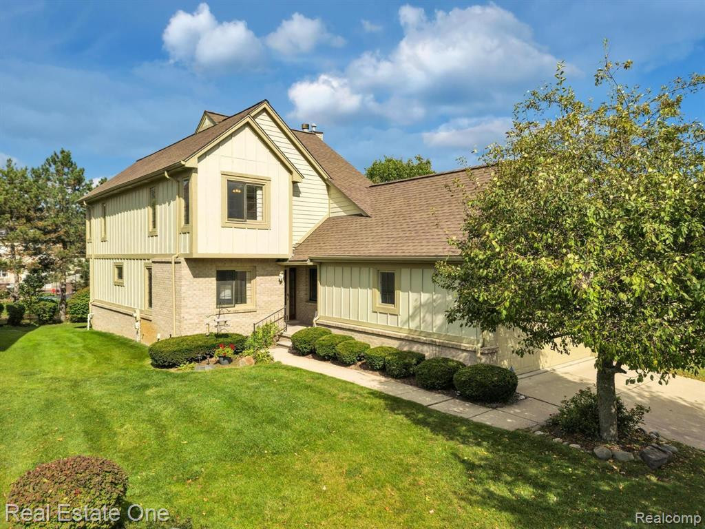 805 RED MAPLE Lane, Wixom, MI 48393 — Photo 2
