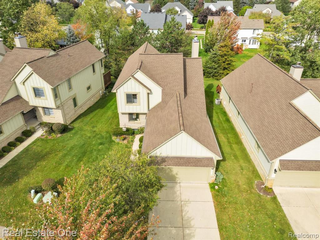 805 RED MAPLE Lane, Wixom, MI 48393 — Photo 4