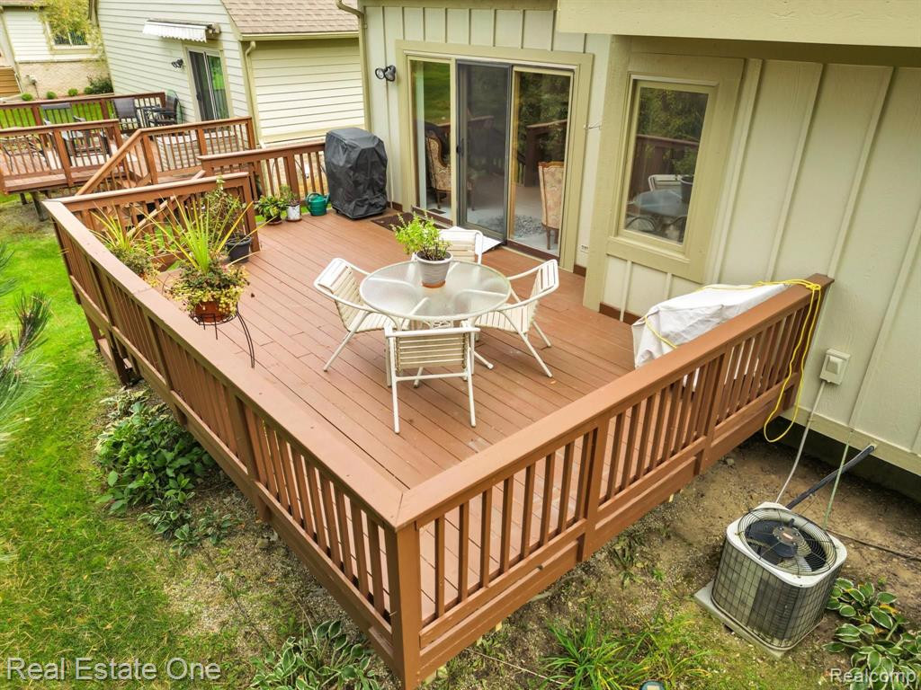 805 RED MAPLE Lane, Wixom, MI 48393 — Photo 8