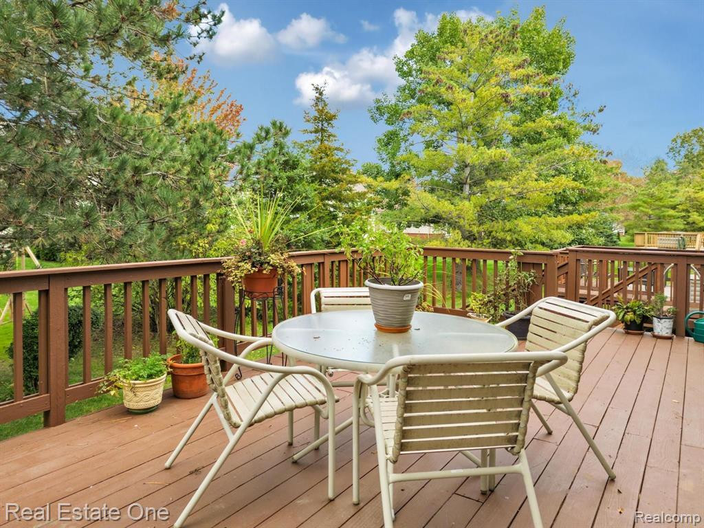 805 RED MAPLE Lane, Wixom, MI 48393 — Photo 9
