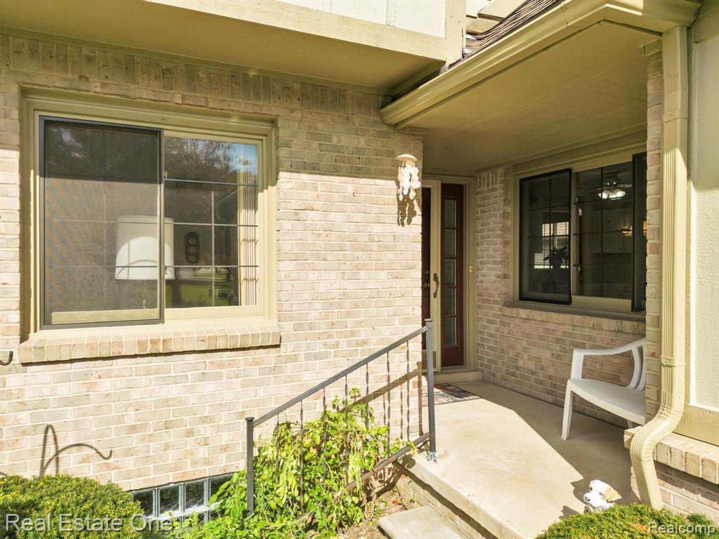 805 RED MAPLE Lane, Wixom, MI 48393 — Photo 11