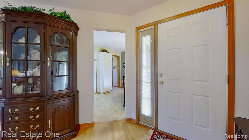 805 RED MAPLE Lane, Wixom, MI 48393 — Photo 15