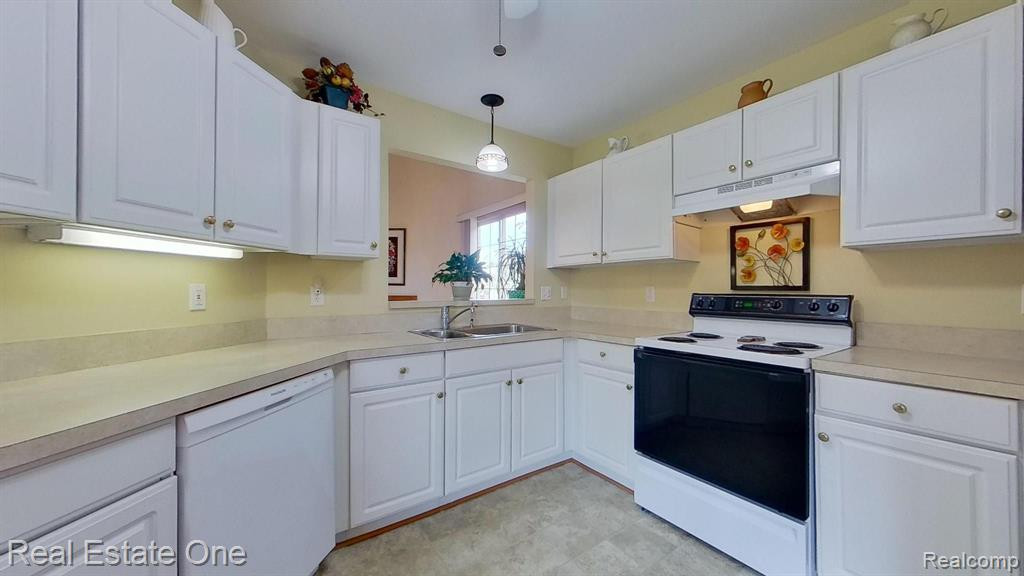 805 RED MAPLE Lane, Wixom, MI 48393 — Photo 16