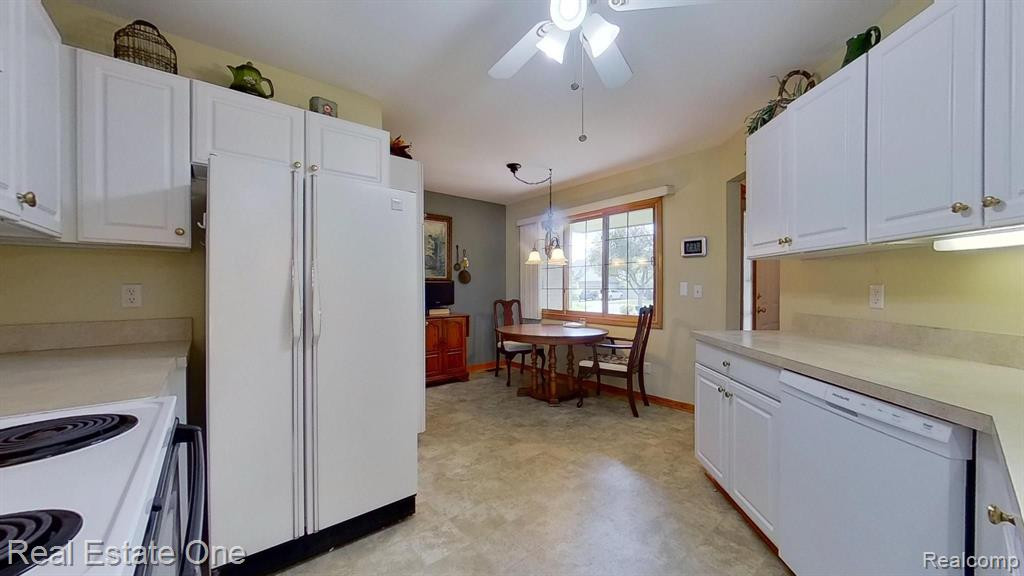805 RED MAPLE Lane, Wixom, MI 48393 — Photo 17