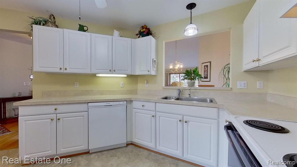 805 RED MAPLE Lane, Wixom, MI 48393 — Photo 18
