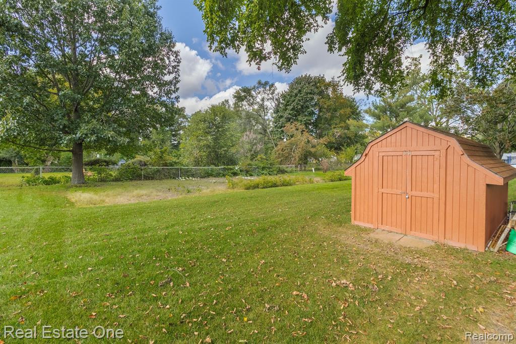 192 Wanda Street, Wolverine Lake, MI 48390 — Photo 5