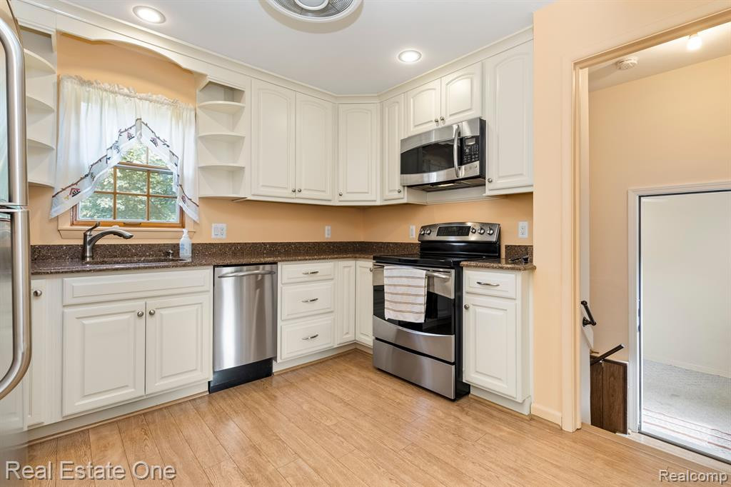 192 Wanda Street, Wolverine Lake, MI 48390 — Photo 15