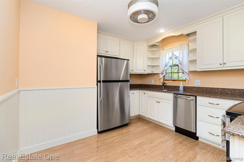 192 Wanda Street, Wolverine Lake, MI 48390 — Photo 17